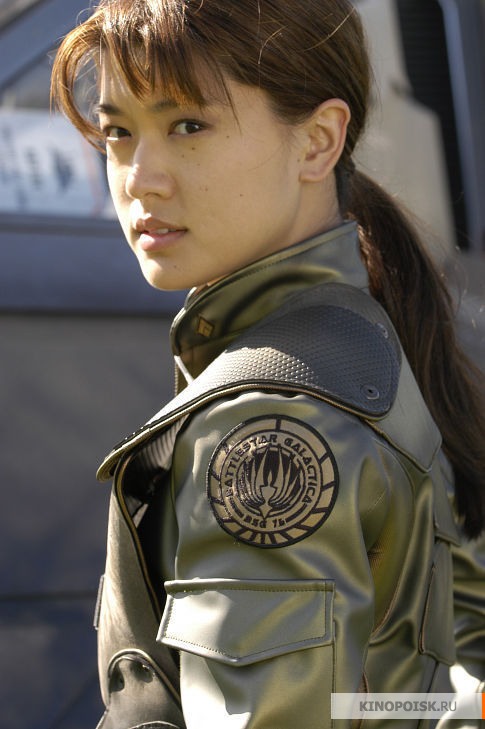 Смотреть сериал Звездный крейсер Галактика (Battlestar Galactica) (2004) 1 сезон 1 серия в хорошем качестве онлайн