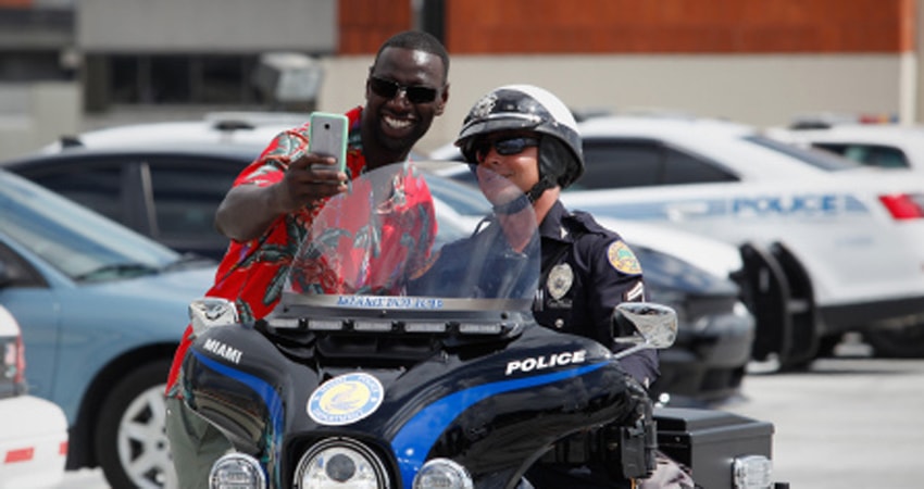 Фильм Шутки в сторону: Миссия в Майами (Франция) 2018 онлайн в качестве 1080p